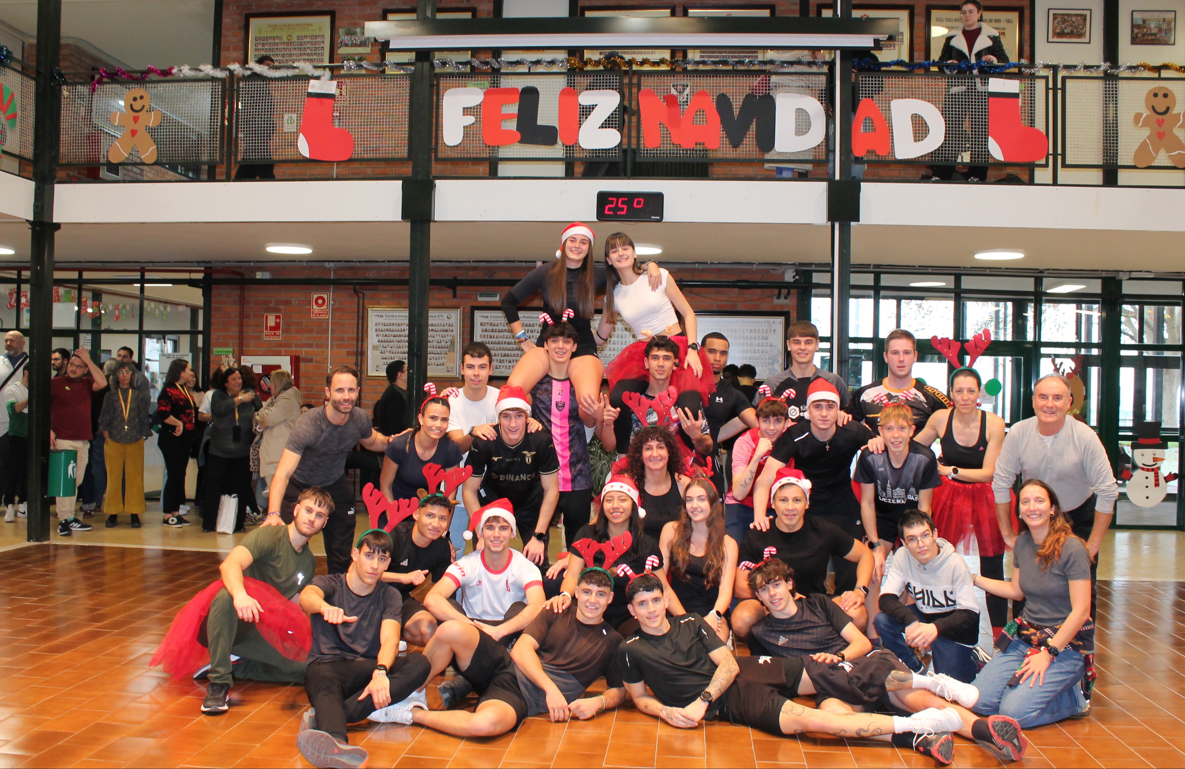 Aeróbic navideño dirigido por el alumnado de Acondicionamiento Físico